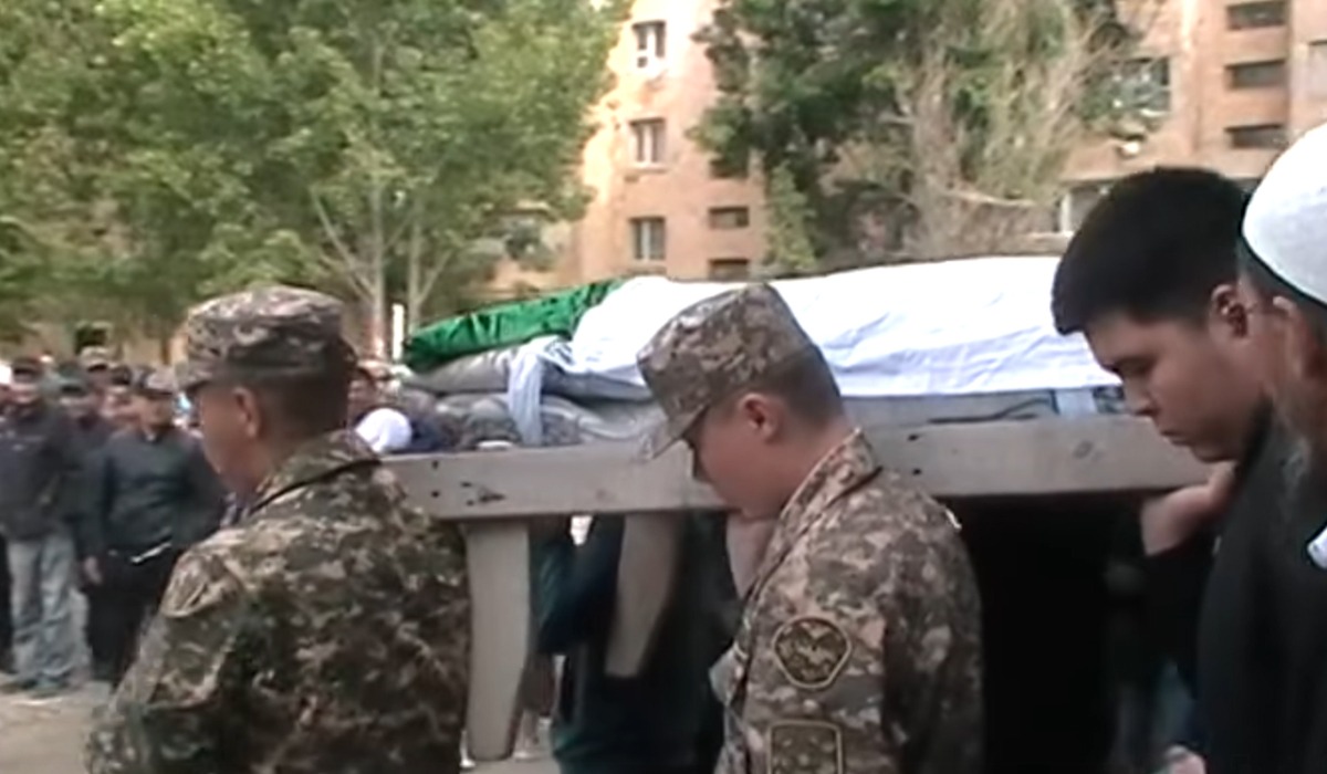 Ақ көйлектегі секс